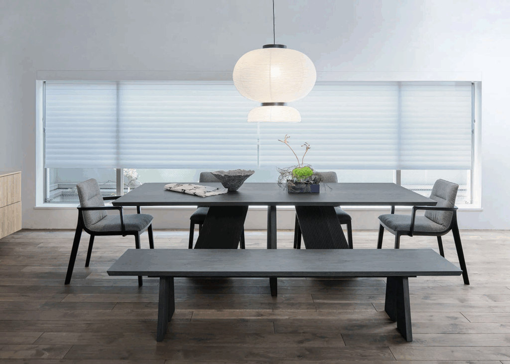 ラグジュアリーなダイニングを叶えるインテリア｜ハカマ ダイニング ソリッドテーブル 消炭【カンディハウス札幌】
